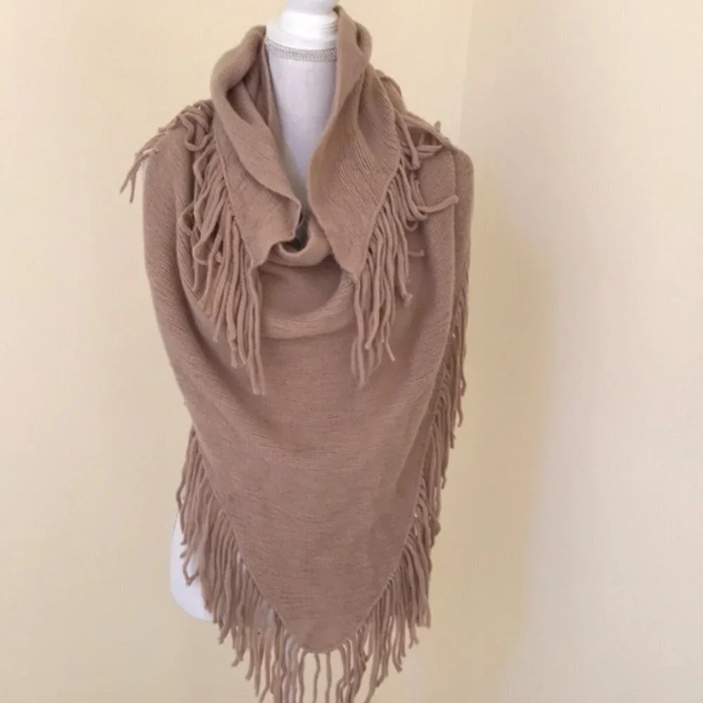 New without tags! VINCE CAMUTO one size blush scarf with Fringes
